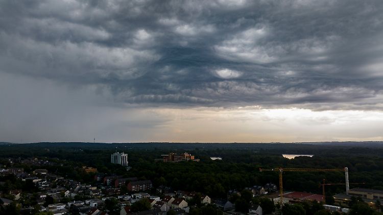Die Drohnen-Aufnahme zeigt, wie am Abend das Gewitter über Duisburg zieht.
