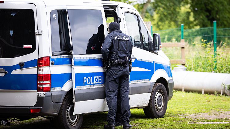 Will die Polizei eine Wohnung betreten, dann muss sie die Bewohner informieren. Zur Terrorabwehr sollen nun auch heimliche Besuche möglich werden.