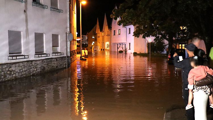 In Bruchsal ist die Saalbach über die Ufer getreten, Straßenzüge sind überflutet.