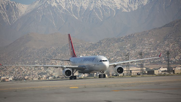Ein Passagierflugzeug von Turkish Airlines steht im Frühjahr dieses Jahres auf dem Flughafen von Kabul.