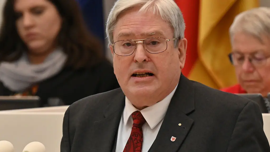 Brandenburgs-Wirtschafsminister-Joerg-Steinbach-spricht-in-einer-Debatte-der-Landtagssitzung