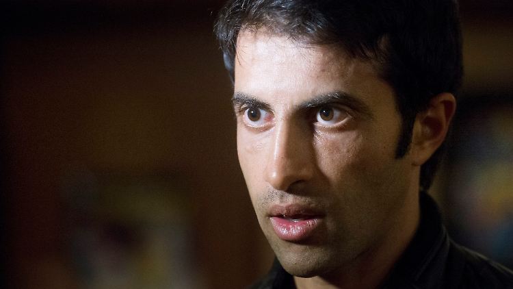 Mosab Hassan Yousef ist ein Sohn des Hamas-Mitgründers Hassan Yousef. Er saß wegen seiner Arbeit für die Terrororganisation lange in einem israelischen Gefängnis, bevor er zehn Jahre lang für den israelischen Geheimdienst spionierte und schließlich 2020 in den USA Asyl erhielt.