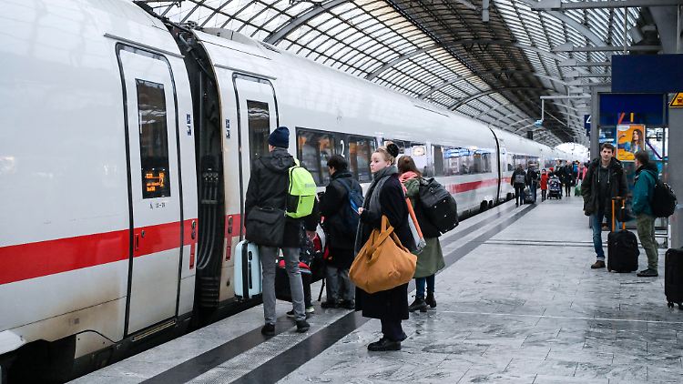 In einem ICE in Berlin-Spandau wurde eine Person durch die GSG 9 am Dienstagabend festgenommen. (Symbolfoto)