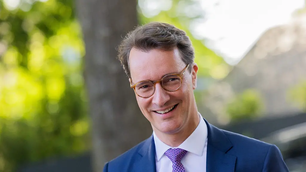 Hendrik-Wuest-CDU-Ministerpraesident-von-Nordrhein-Westfalen-kommt-zum-Wahllokal-um-seine-Stimme-fuer-die-Landtagswahl-abzugeben