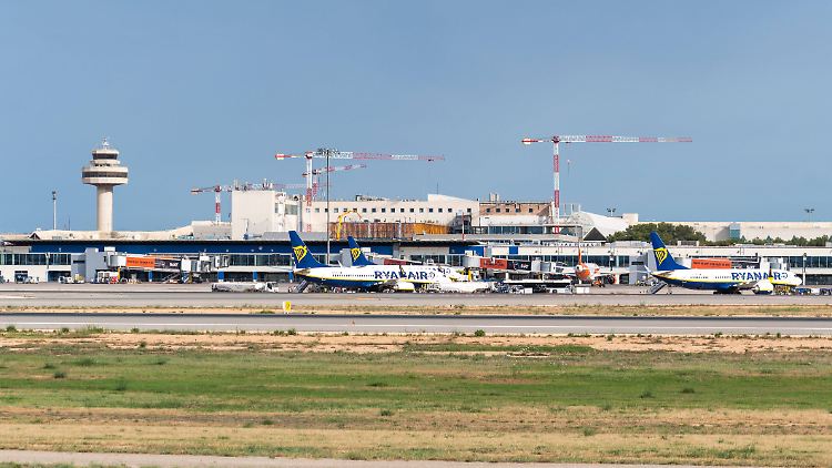 23 Ankünfte und 21 Abflüge seien betroffen gewesen, hieß es. Fast alle anderen Verbindungen hätten zum Teil große Verspätungen aufgewiesen. 