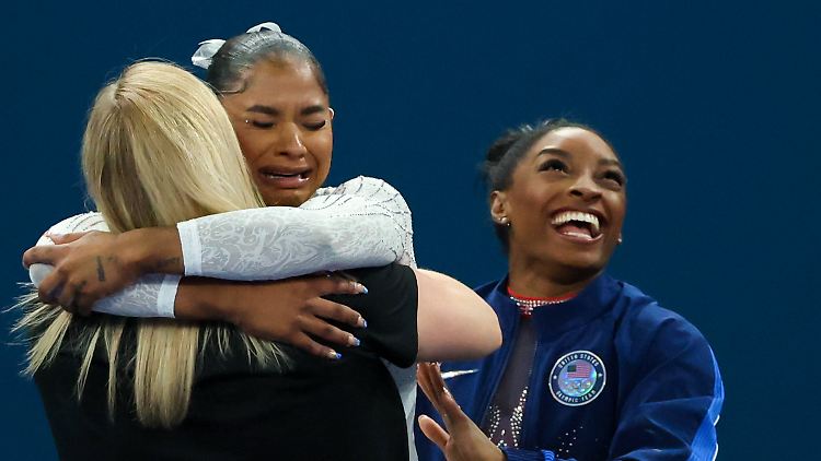 Jordan Chiles aus den USA brach in Tränen aus nach ihrer vermeintlichen Bronzemedaille.