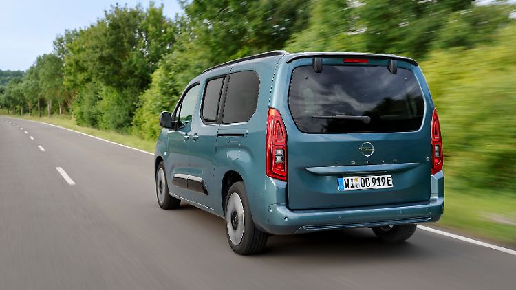 Wer sich auskennt, weiß, dass der Combo im Grunde ein Citroën Berlingo ist. Er sieht es an der Form. Stört das etwa? Überhaupt nicht.