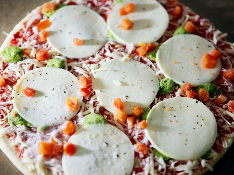 Da Tiefkühlpizza preiswert sein soll, sind neben Lebensmittel-Imitaten auch reichlich Geschmacksverstärker auf ihr zu finden.