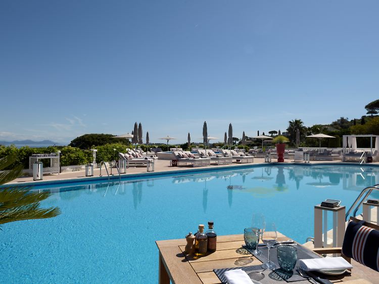 Am Pool der Villa Belrose lässt es sich ebenso gut entspannen wie am Strand, wo allerdings die legendäre Beachbar Club 55 auf ihre Gäste wartet.