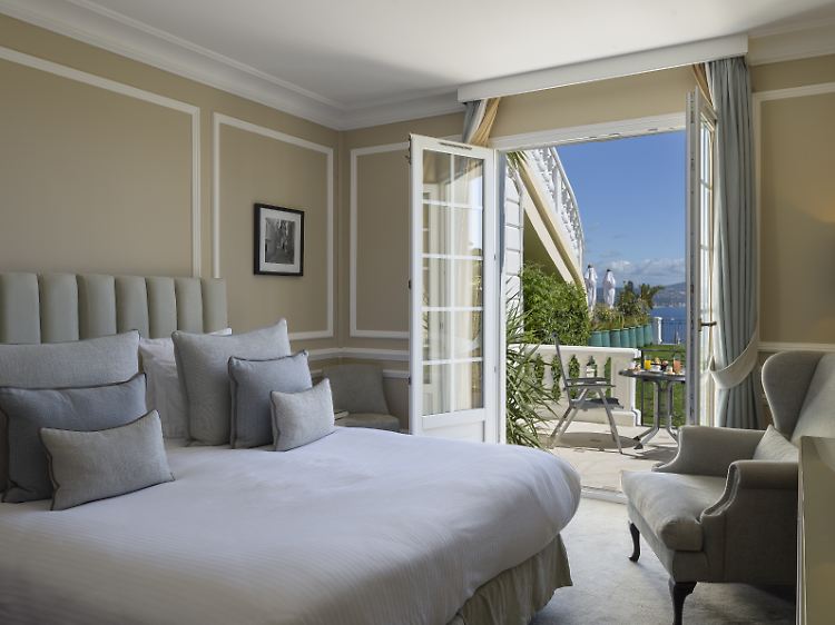 Die schön renovierten Zimmer in der Villa Belrose haben luxuriöse Bäder und eine Aussicht in den Garten und aufs Meer.