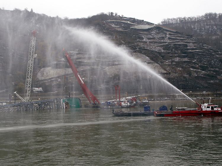 Das Feuerlöschboot RLP-1 der Koblenzer Feuerwehr versprüht offenbar probehalber eine Wasserwand.