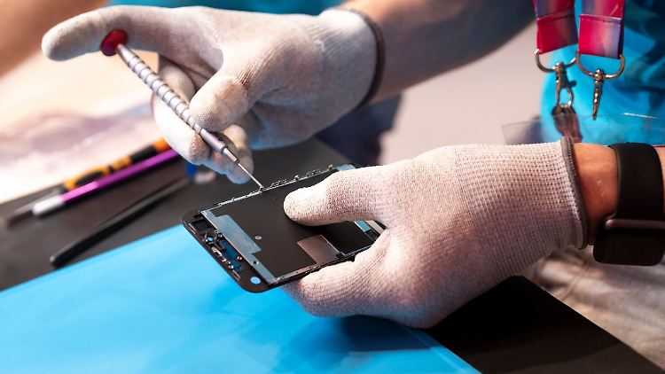 Zweite Chance: Ein altes Handy reparieren zu lassen, schont nicht nur die Umwelt, sondern auch den eigenen Geldbeutel.