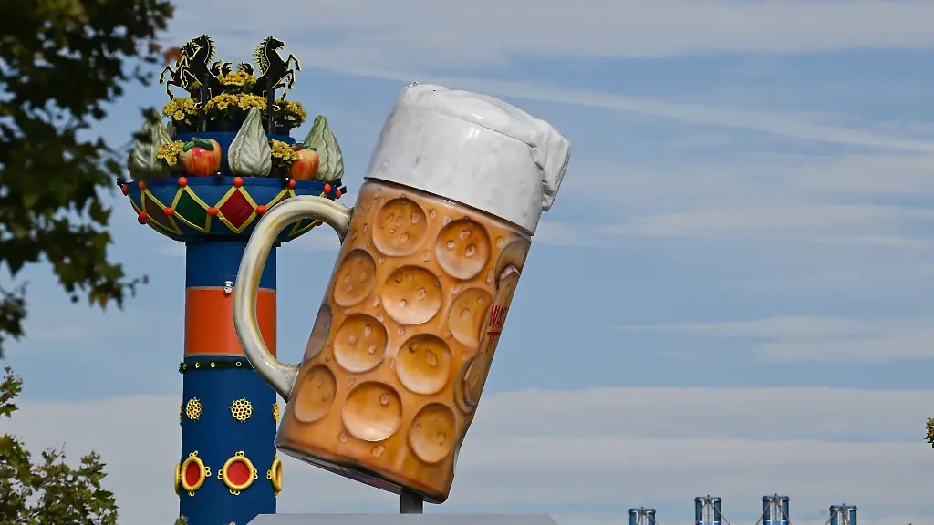 Die-Fruchtsaeule-und-ein-ueberdimensionaler-Bierkrug-stehen-auf-dem-Festgelaende