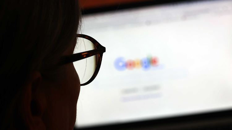 Wenn Arbeitgeber im Rahmen des Auswahlverfahrens anlassbezogene Informationen mit einer Suchmaschine wie Google einholen, haben sie die Pflicht, die Person über diese Datenverarbeitung zu informieren.