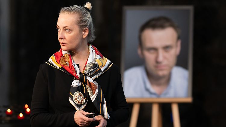 Julia Nawalnaja während eines Gottesdienstes für ihren verstorbenen Mann an dessen Geburtstag im Juni in der St. Marienkirche in Berlin. 
