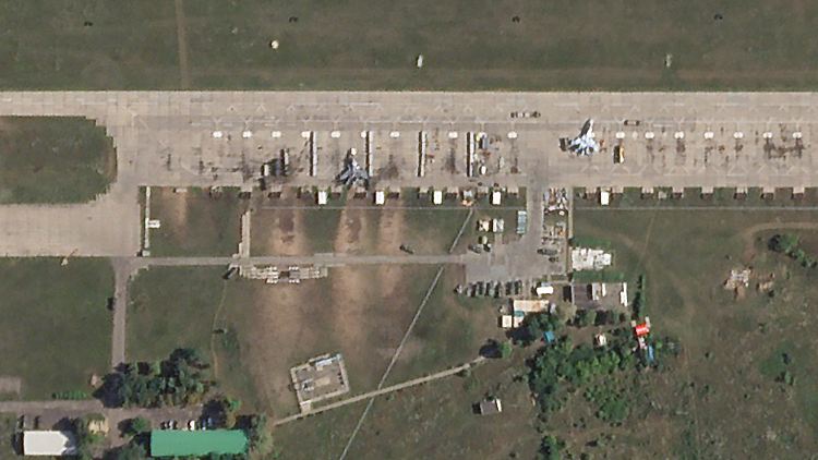 Satellitenbilder zeigen beschädigte Flugzeuge. 