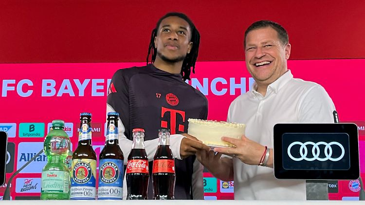 Michael Olise bekam von Max Eberl eine Torte zum Auftakt beim FC Bayern.