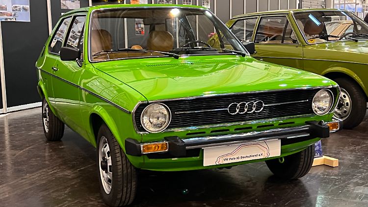 Neuerfindung des Kleinwagens: Der bahnbrechend moderne Audi 50 (l.) debütierte vor 50 Jahren und lieferte die Vorlage für den ersten VW Polo (r.).