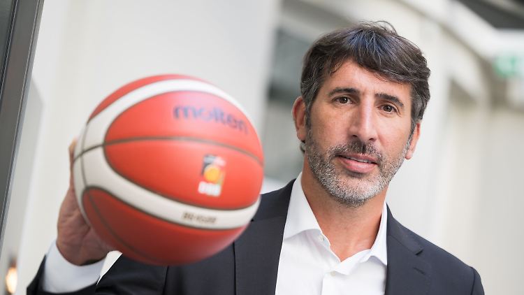 Der neue Basketball-Bundestrainer Alex Mumbru.