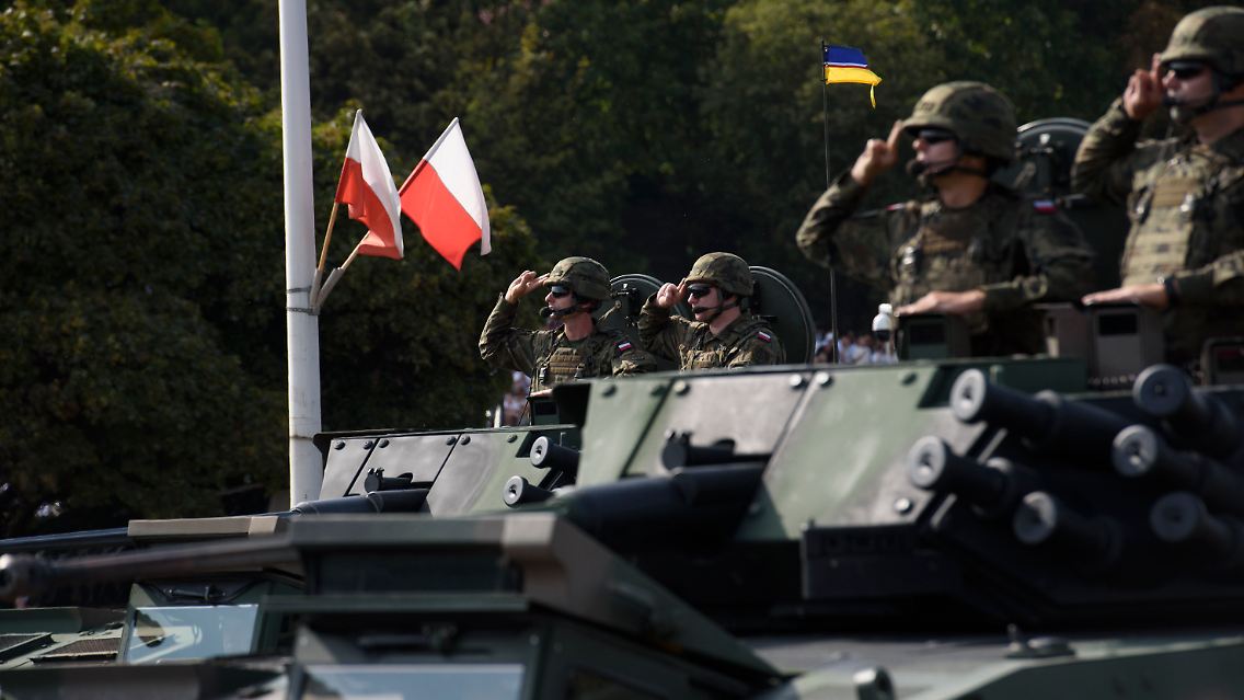 Polen demonstriert bei der Parade seine militärische Kampfkraft.