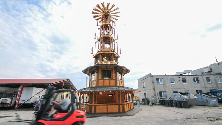Die Pyramide zeigt die Weihnachtsgeschichte und besteht aus sechs Etagen .