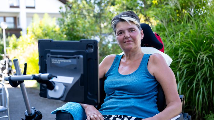 Gabriele Engel bedient mit ihren Augen den Sprachcomputer an ihrem Rollstuhl. 