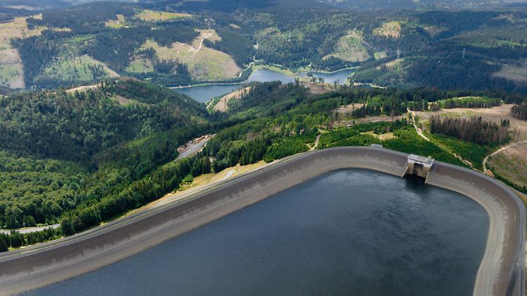 Pumpspeicherkraftwerke wie Goldisthal in Thüringen nutzen überschüssige Energie, um Wasser in einen hoch gelegenen Stausee zu pumpen. Wird zusätzliche Energie im Netz benötigt, wird das Wasser abgelassen. Beim Fallen erzeugt es in Turbinen Strom.