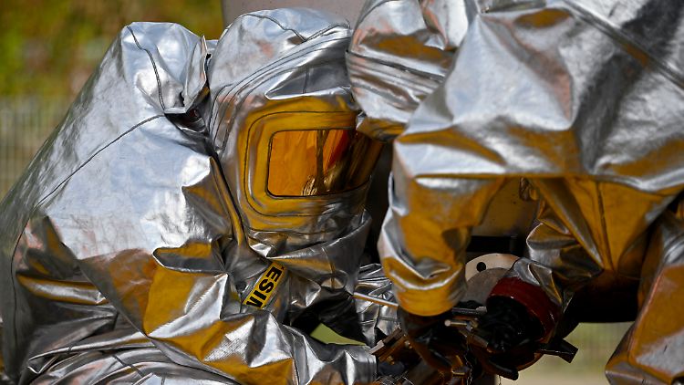 Die Metalldose enthielt Calciumphosphit und mischte sich mit dem durchnässten Bauschutt. So entstand die chemische Reaktion.