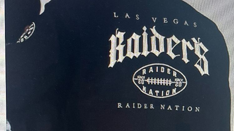 Auf der Jacke ist der Schriftzug der "Las Vegas Raiders" zu lesen.