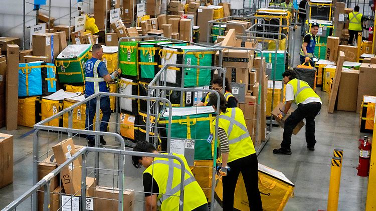 Die Erwerbstätigen leisteten im zweiten Quartal im Schnitt 318,2 Stunden Arbeit.