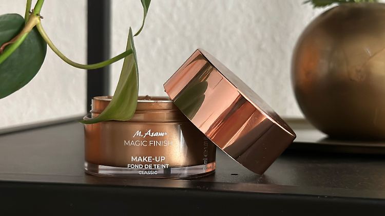 Das Magic Finish von M. Asam hat seine Fans. Aber wie gut ist das Make-up-Mousse wirklich? 