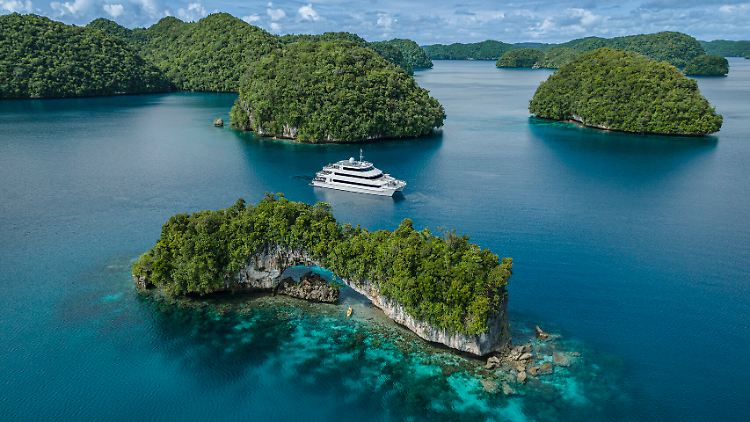 Der Four-Seasons-Katamaran "Explorer" kreuzt durch die Inselwelt Palaus. 