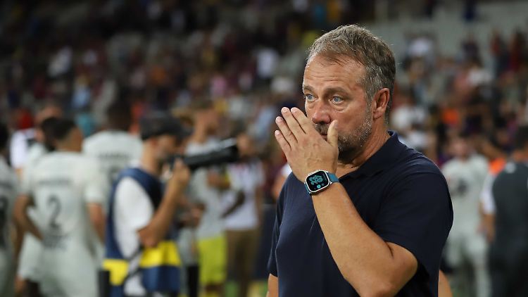 Hansi Flick steht beim FC Barcelona von Beginn an unter Druck.