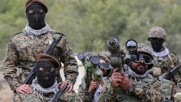 Hisbollah-Kämpfer während einer Übung im Südlibanon: Experten gehen davon aus, dass die Miliz über ein großes Arsenal an schweren Waffen verfügt.  
