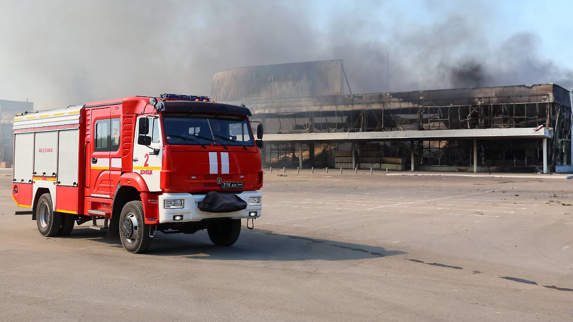 Ein Feuerwehrwagen steht vor dem Einkaufszentrum "Galaktika", das laut den örtlichen Behörden durch einen ukrainischen Militärschlag zerstört wurde.