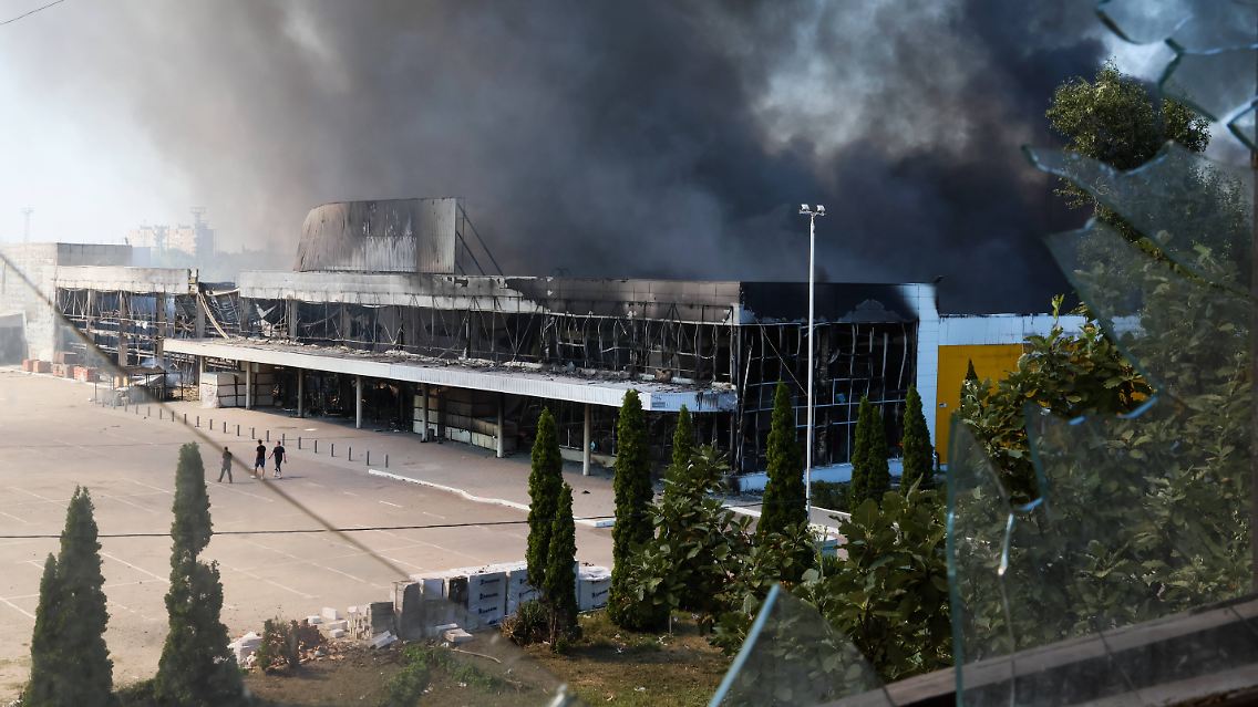 Das Einkaufszentrum "Galaktika" brennt nach dem Beschuss komplett aus.