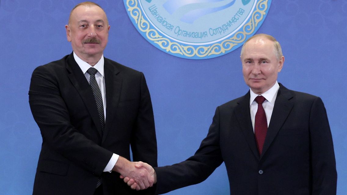 Putin (r.) und Alijew (l.) schütteln sich die Hände während ihres Treffens am Rande des Gipfels der Shanghaier Organisation für Zusammenarbeit (SOZ) in Astana, Kasachstan, Anfang Juli.
