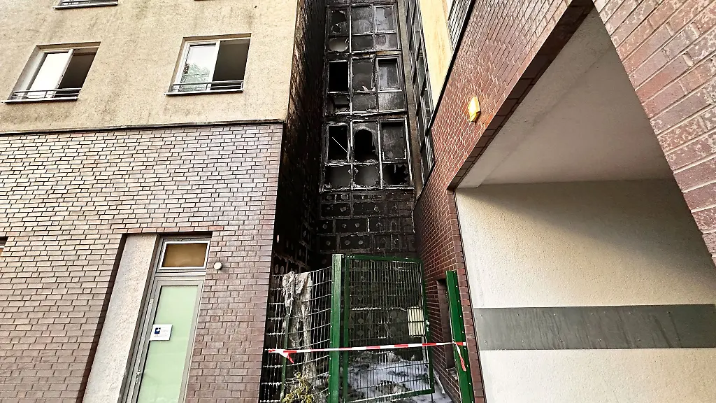 Blick-auf-die-russgeschwaerzte-Fassade-eines-Gebaeudes-im-Berliner-Bezirk-Marzahn-Hellersdorf