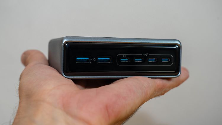 Der Anker Prime Charger A2683 ist nur handtellergroß, liefert aber bis zu 200 W und hat sechs Anschlüsse.