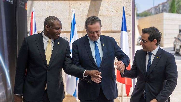 Israels Außenminister Katz (m.) beriet in Jerusalem mit seinen Amtskollegen Lammy (l.) und Séjourné (r.) über die Unterstützung im Falle eines iranischen Großangriffs.