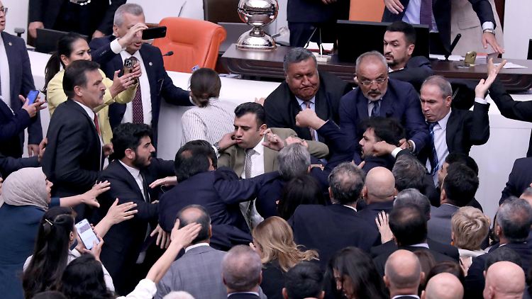 Die außerordentliche Sitzung eskaliert schnell zu einer Schlägerei. Das kommt im türkischen Parlament immer mal wieder vor. 