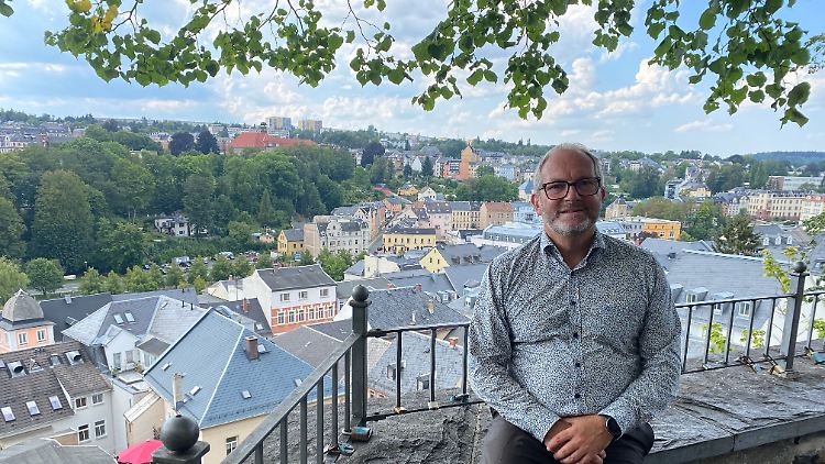 Vom Auerbacher Schloss erstreckt sich die Stadt. Oberbürgermeister Jens Scharff hofft auf weitere Ansiedlungen von Unternehmen. 