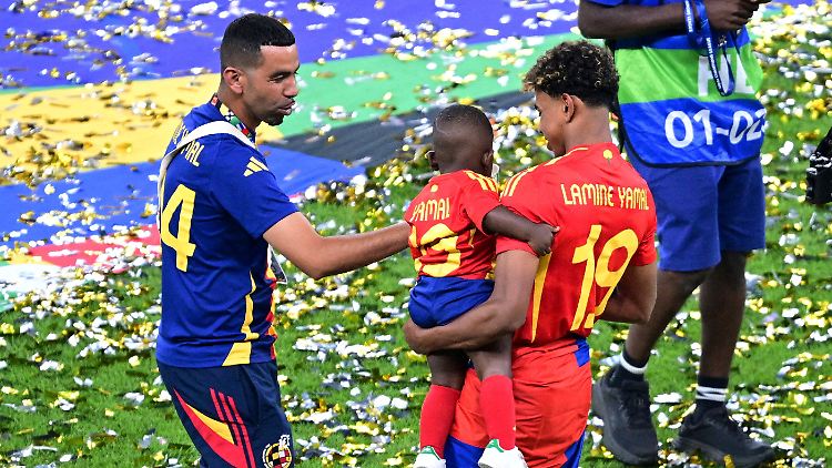 Im Sommer konnte Nasraoui mit seinem Sohn Lamine Yamal dessen EM-Titel feiern.