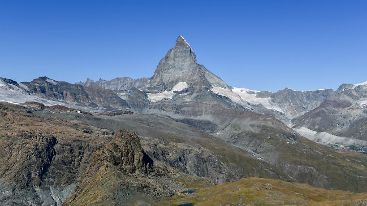 Im Sommer versuchen sich bis zu 200 Bergsteiger am Tag am anspruchsvollen Aufstieg auf das Matterhorn.
