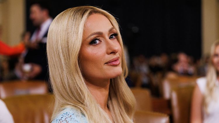 "Die Show muss weitergehen...", sagte Paris Hilton.