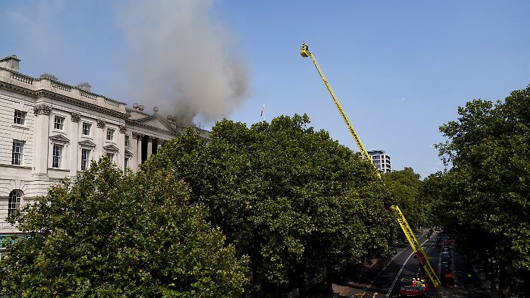 Die Londoner Feuerwehr war mit Dutzenden Kräften im Einsatz.