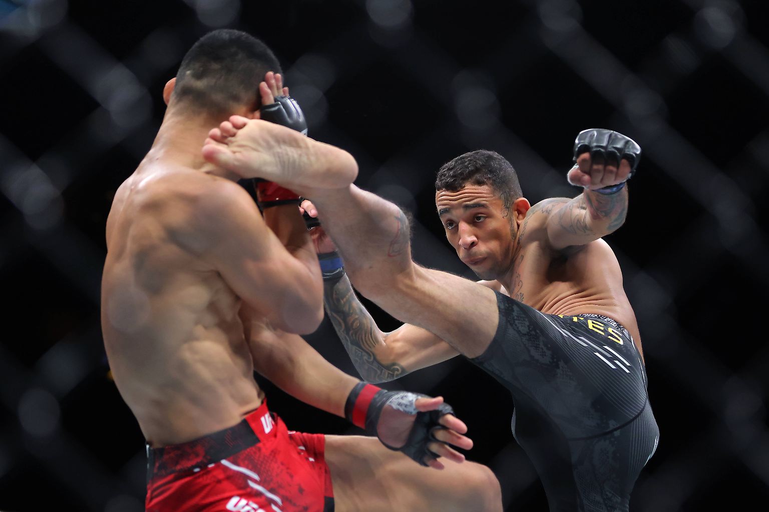 Der Auftakt der Main Card machten Carlos Prates und Jingliang Li. Die beiden Mittelgewicht-Kämpfer zögerten nicht lange und ...