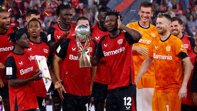Der erste Titel der Saison geht an den Double-Sieger Leverkusen.