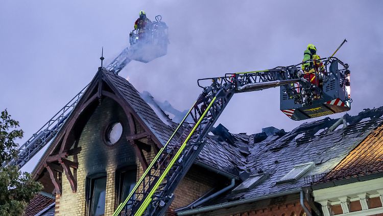 Im Dachgeschoss fanden die Feuerwehrleute die Leiche eines Bewohners.