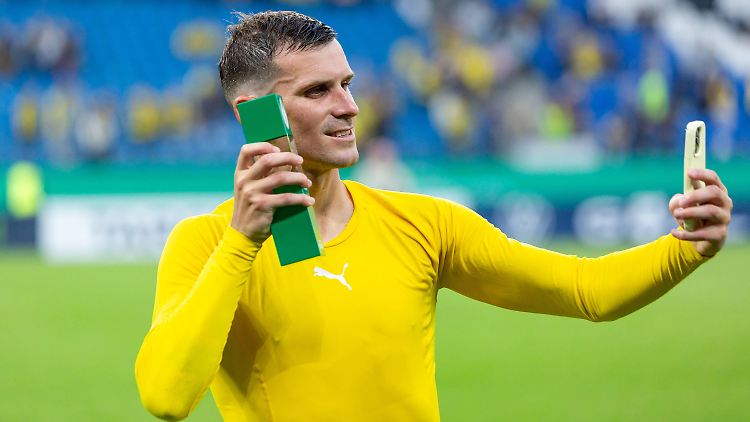 Pascal Groß kann direkt seine erste Trophäe feiern.